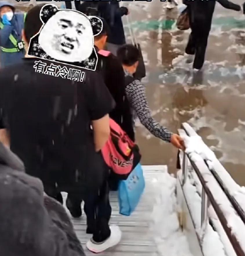 男子从三亚飞郑州，前一秒露着腰，下一秒要穿貂。穿着短袖拖鞋雪中