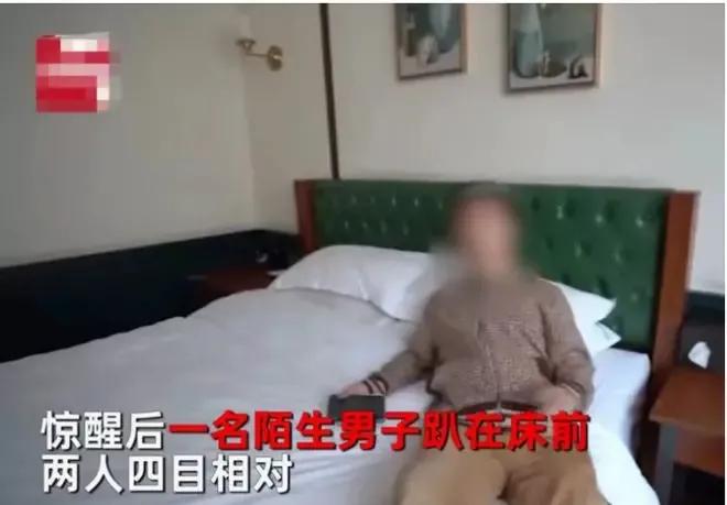 一个男子和女友入住酒店，在情欲的冲动下沉浸在亲吻和拥抱中，然后在疲倦后沉沉睡去。