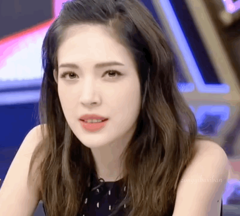 实在难以想象，如此美貌的许玮甯曾经演过那么多的惊悚片，真是好瞎了这惊天美貌了！也