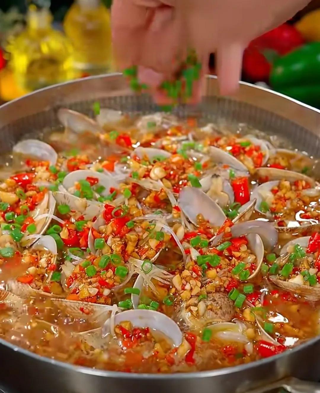 分享《花甲粉》的做法，材料和步骤
花甲粉是一道有着南方风味的传统美食。它以口感嫩