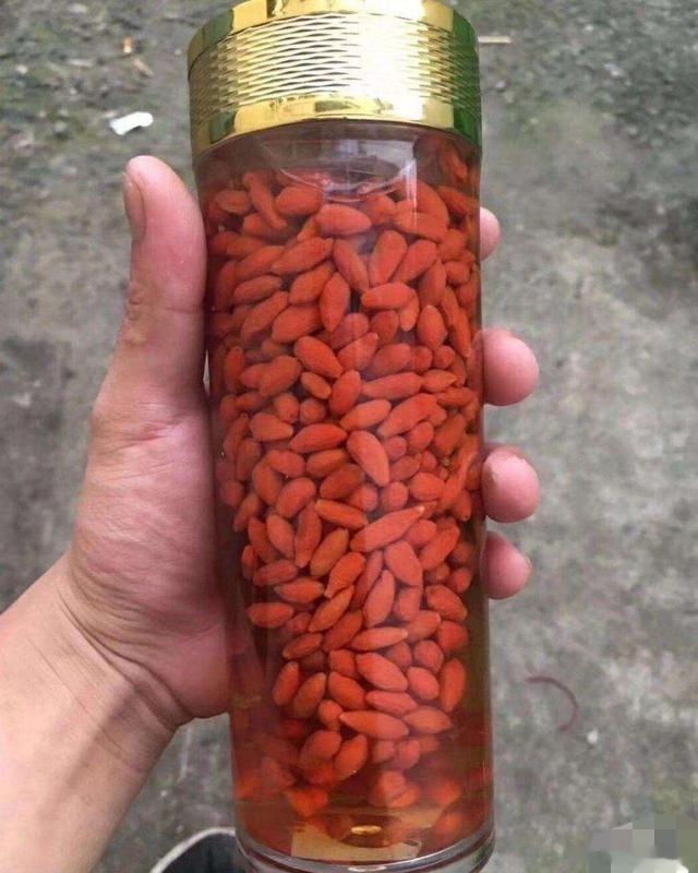 保温杯泡枸杞，误人误己枸杞可以养肝明目，补肾益精。因为“药食同源”，很多人都喜欢