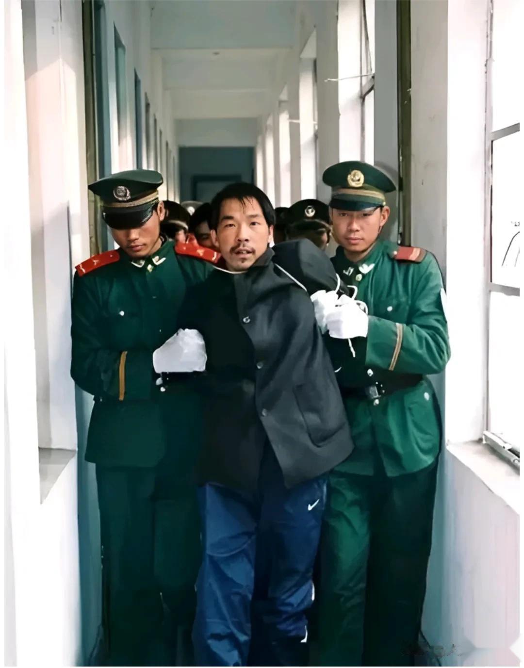 1999年，法子英被枪决前的旧照，他被捕后唯一关心的就是劳荣枝是否逃脱，绝口不提