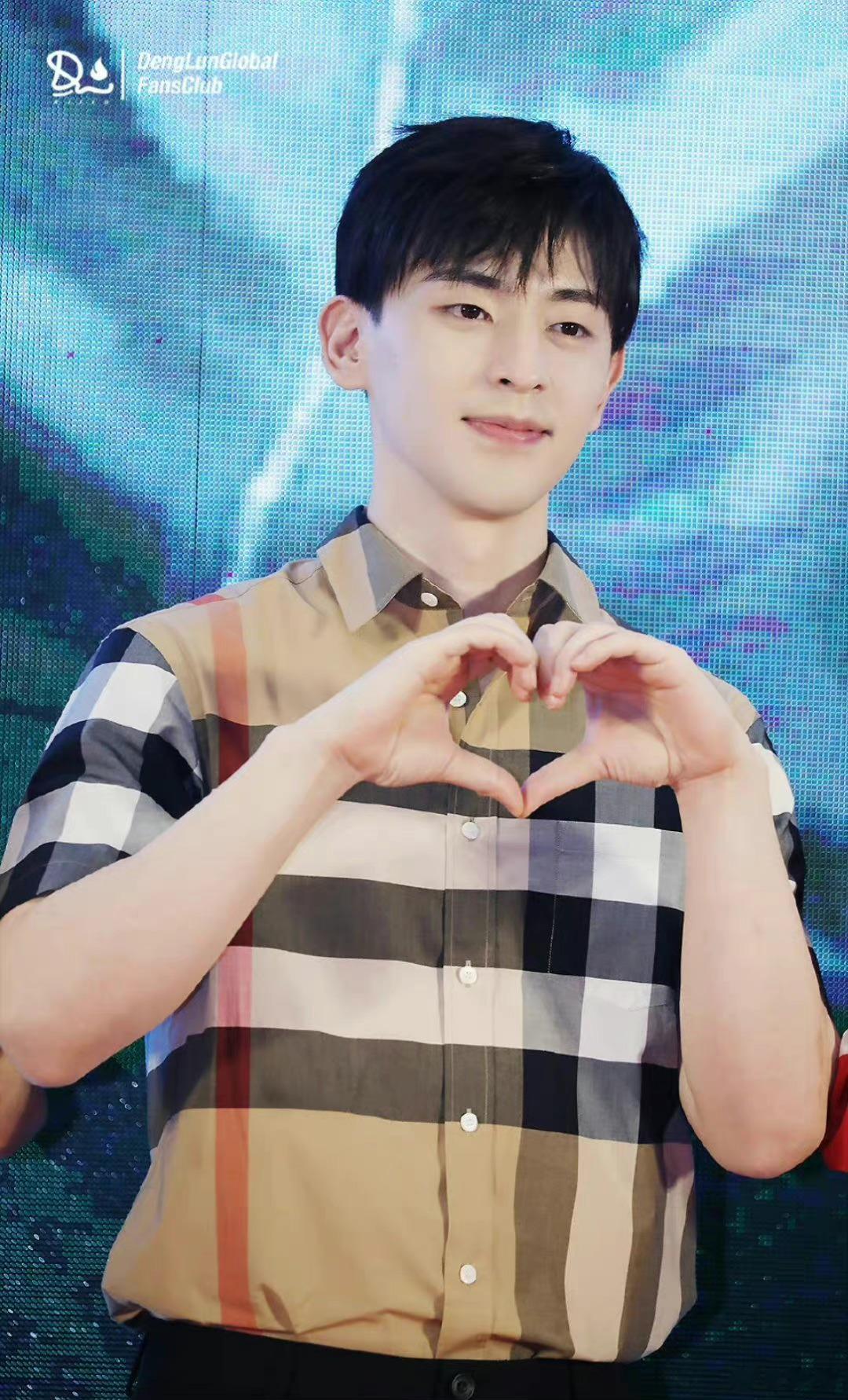 #邓伦# 喜欢他刚刚两年，时间很短，思念却绵长。他既帅气又美丽，笑起来可可爱爱，