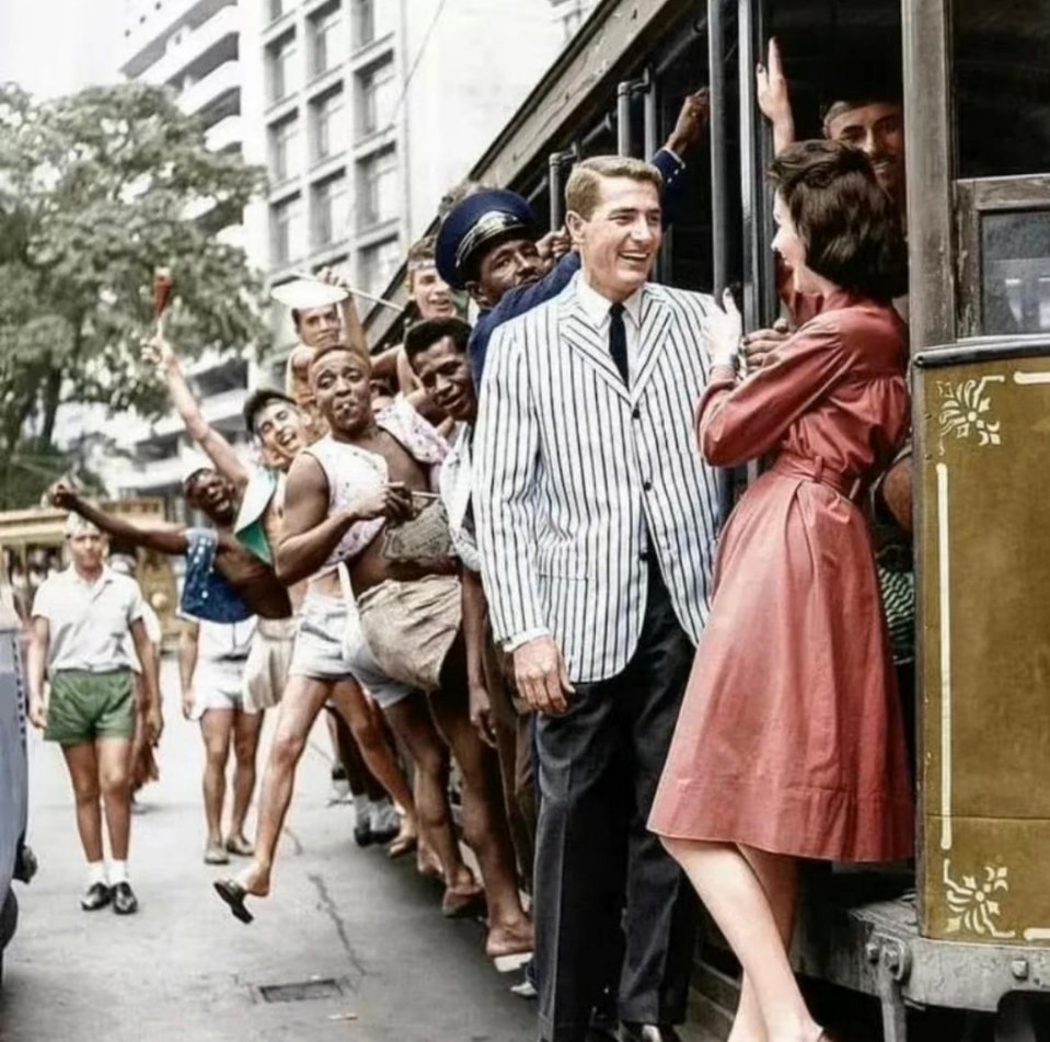 1962年的巴西。上个世纪，首都里约热内卢的年轻人看完比赛坐大巴回家。其中，有一