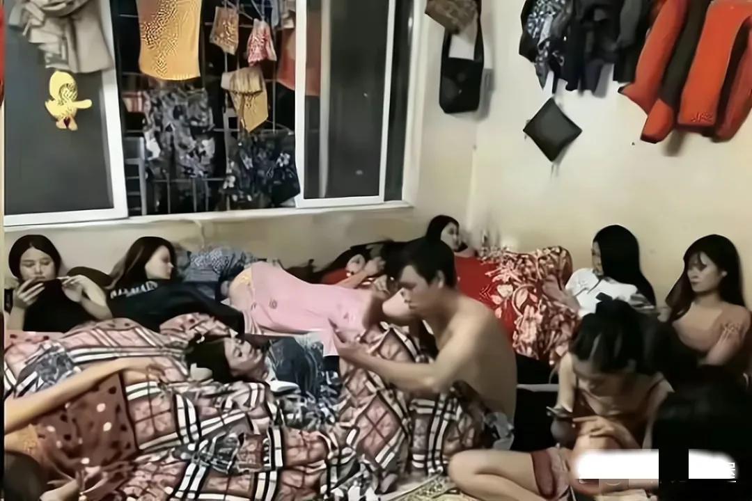 10个女人和1个男人，挤在一个不到10平方米的小房间内睡觉，你们觉得他幸福吗？
