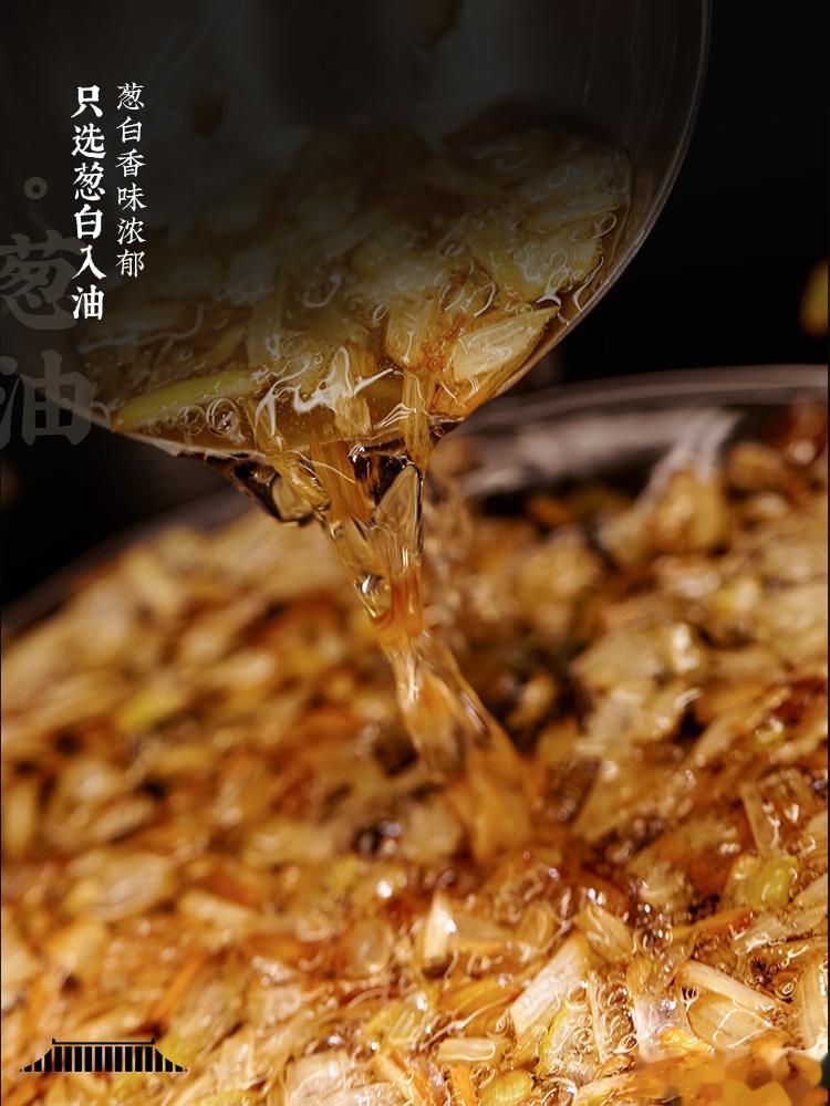 提到北京，总是绕不开一碗炸酱面。青豆嘴、香椿芽，焯韭菜，切成段；芹菜末、莴笋片，