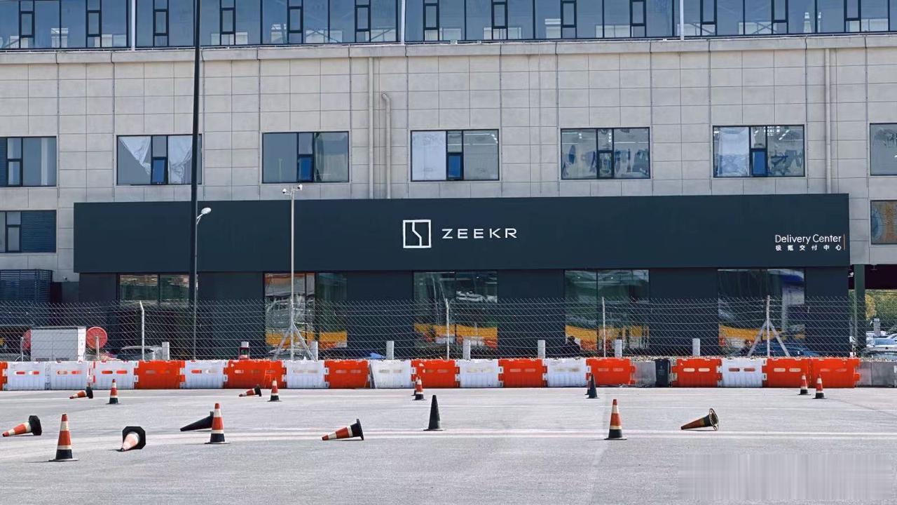 不是说 提不到车么，为啥上海这家店门口随随便便就摆着20几台？按理说单店每天交付