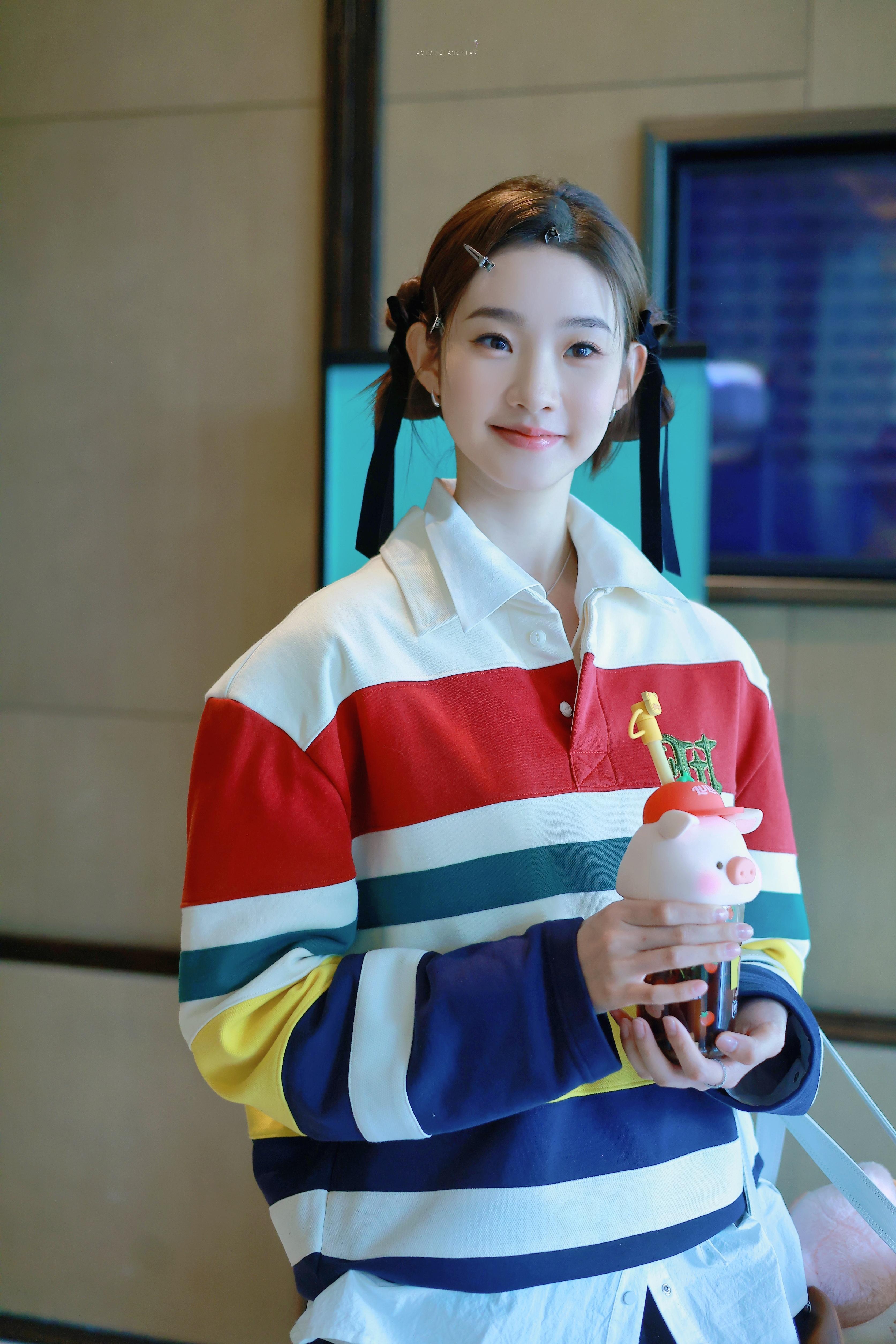 #张艺凡彩色条纹卫衣上班路透#张艺凡《女子推理社》上班路透~彩色条纹卫衣+蓝色百