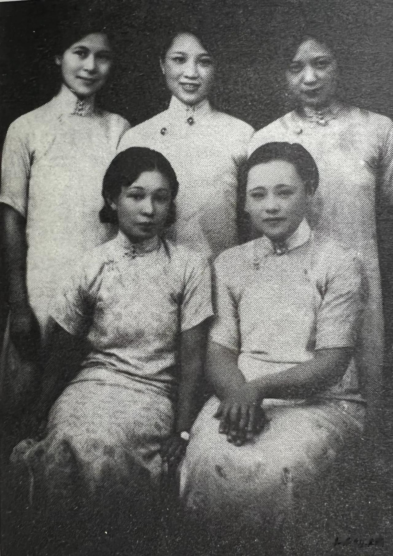 无意中看到一张美女合影，照片里的女子都身穿旗袍，梳着差不多的发型，但辨识度却又极