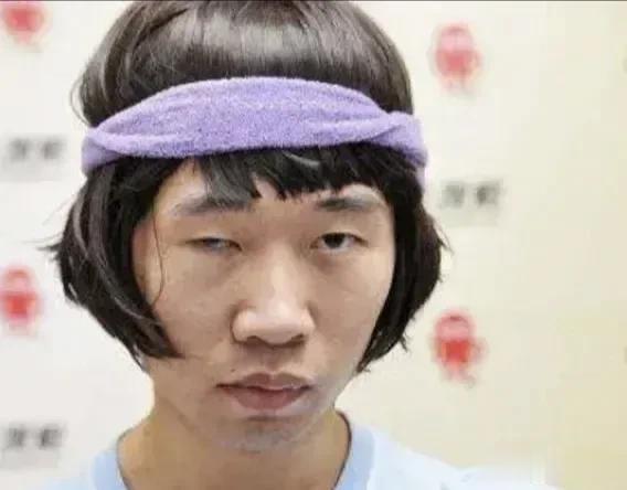 我觉得很多网友对杨迪都带着一种成见，这种事要是放在普通人或其他明星身上，就是稀松