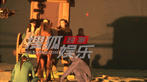  近日，周一围现身影棚拍摄一段驾驶马车的戏份。周一围饰演金庸小说中的黄药师，眼神