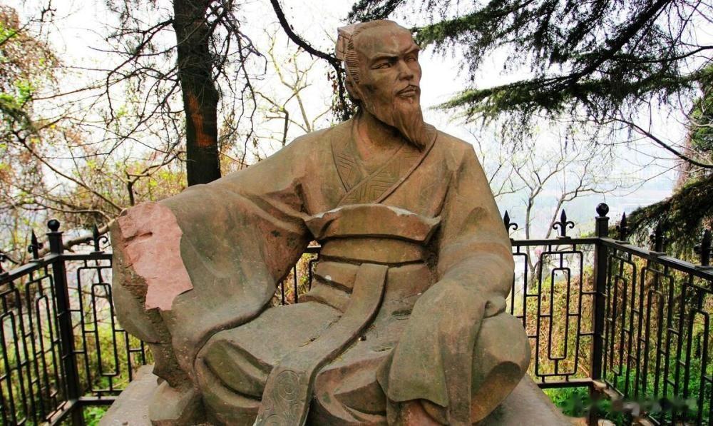 锺繇出身颍川钟氏，幼时相貌不凡，聪慧过人。后来，锺繇被察举为孝廉，任尚书郎、阳陵