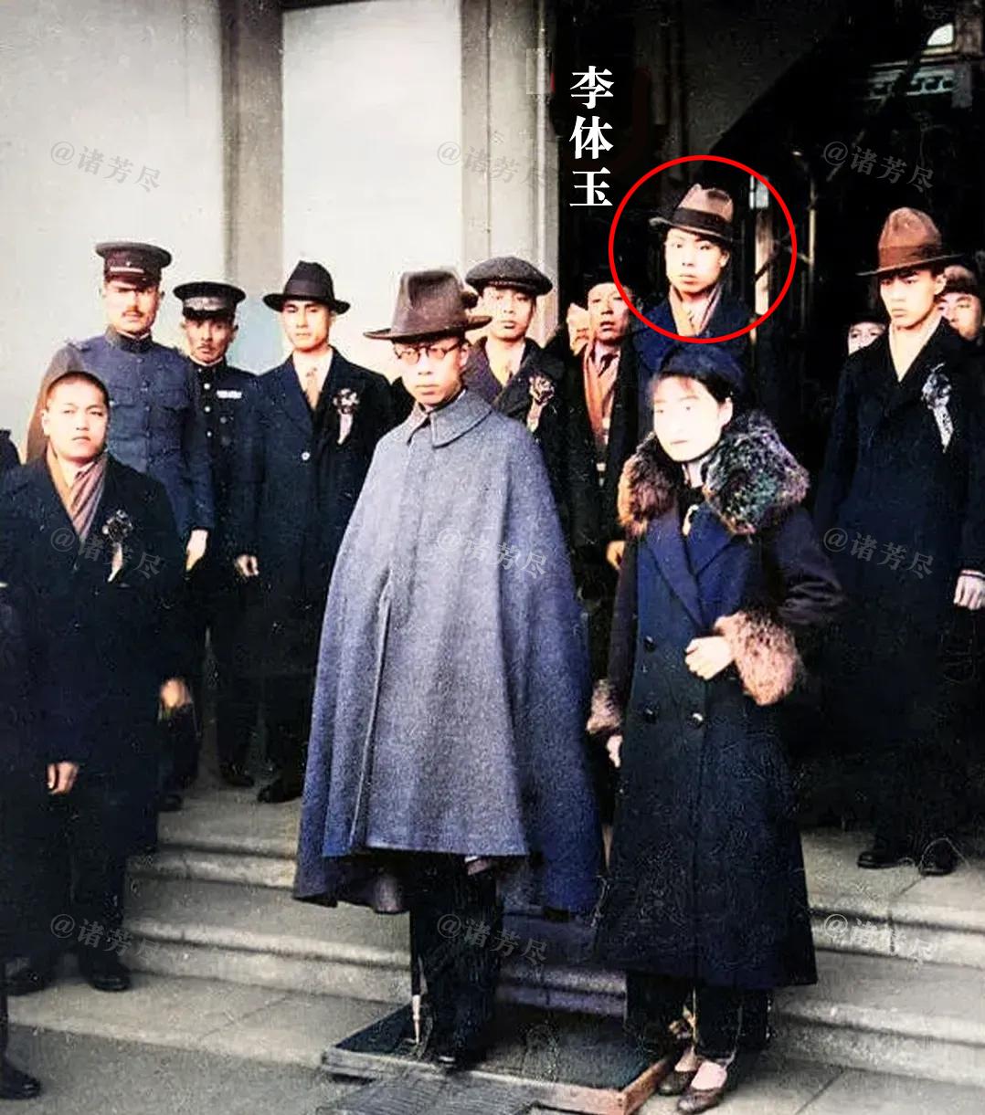 画面中站在溥仪身边的两名男子，就是给他带了“绿帽子”的侍卫李体玉和祁继忠，不难看