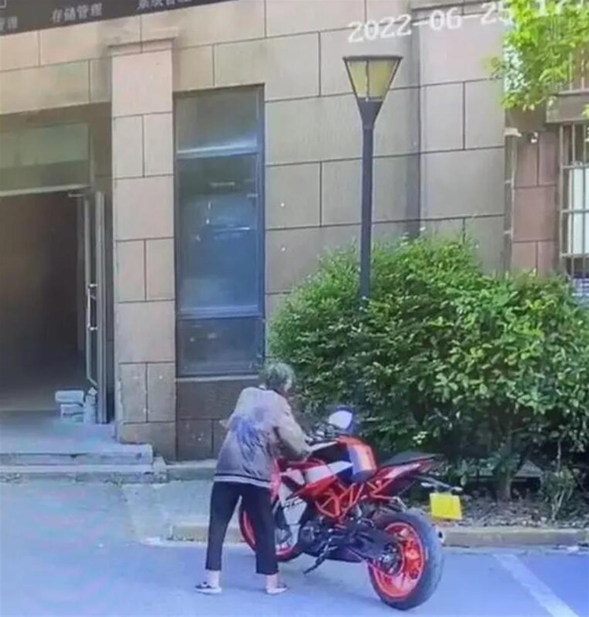 老人推倒摩托车案宣判:究竟是什么样的摩托车，倒地就要修16704元？跟一个老人家
