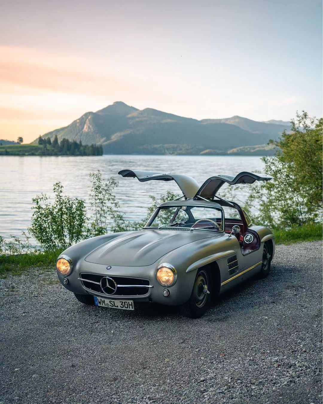 德国瓦尔兴湖畔的奔驰300SL[舔屏]优美的风光和柔和的光线映衬着这台经典老车更