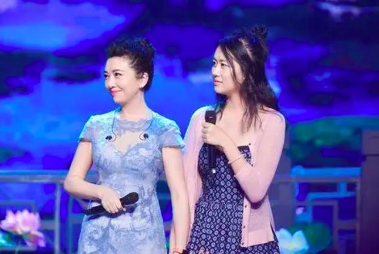 江珊的女儿真的是没有遗传到她的一丁点优秀基因啊，母女两个相差31岁，站在一块就像
