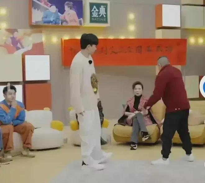 三年前的嘎子和潘子：
嘎子：直播的时候说《战狼》曾经邀请过自己，自己太忙错过了。