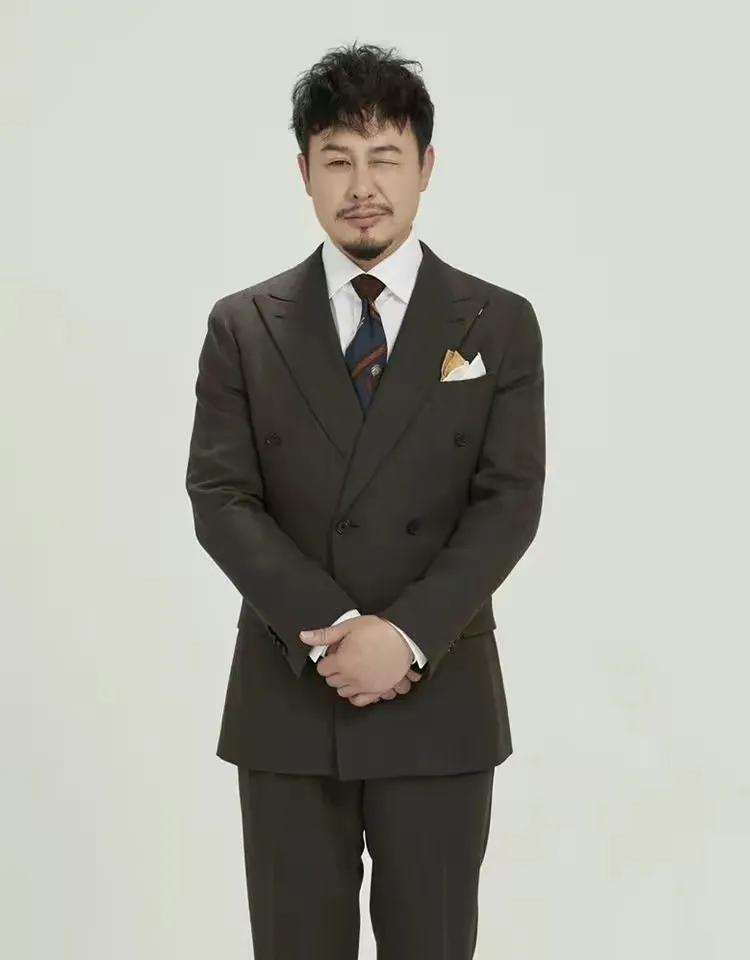 张颂文才是“反油腻”男人：穿衣自然得体、气质儒雅，46岁不显老

张松文演技自然
