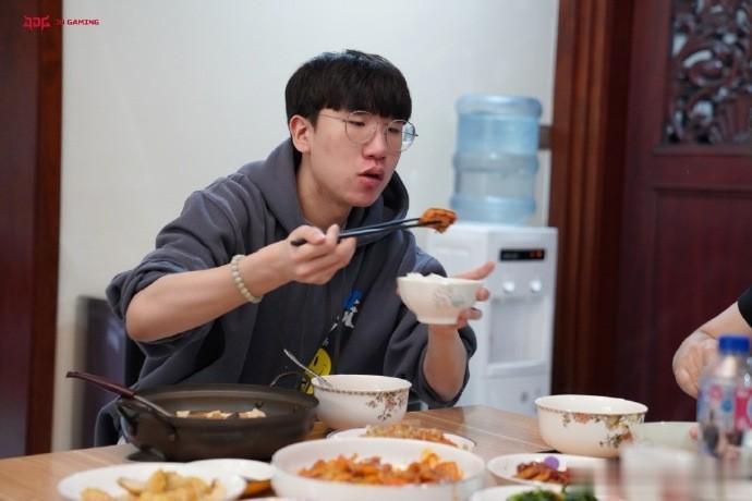 Ruler到达JDG基地后，大