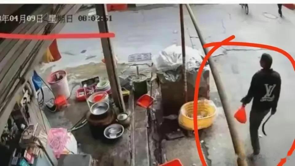 美帝用枪，我们就用刀砍人，用车撞人，所以，我们普通人在上街的时候也要随身携带“武