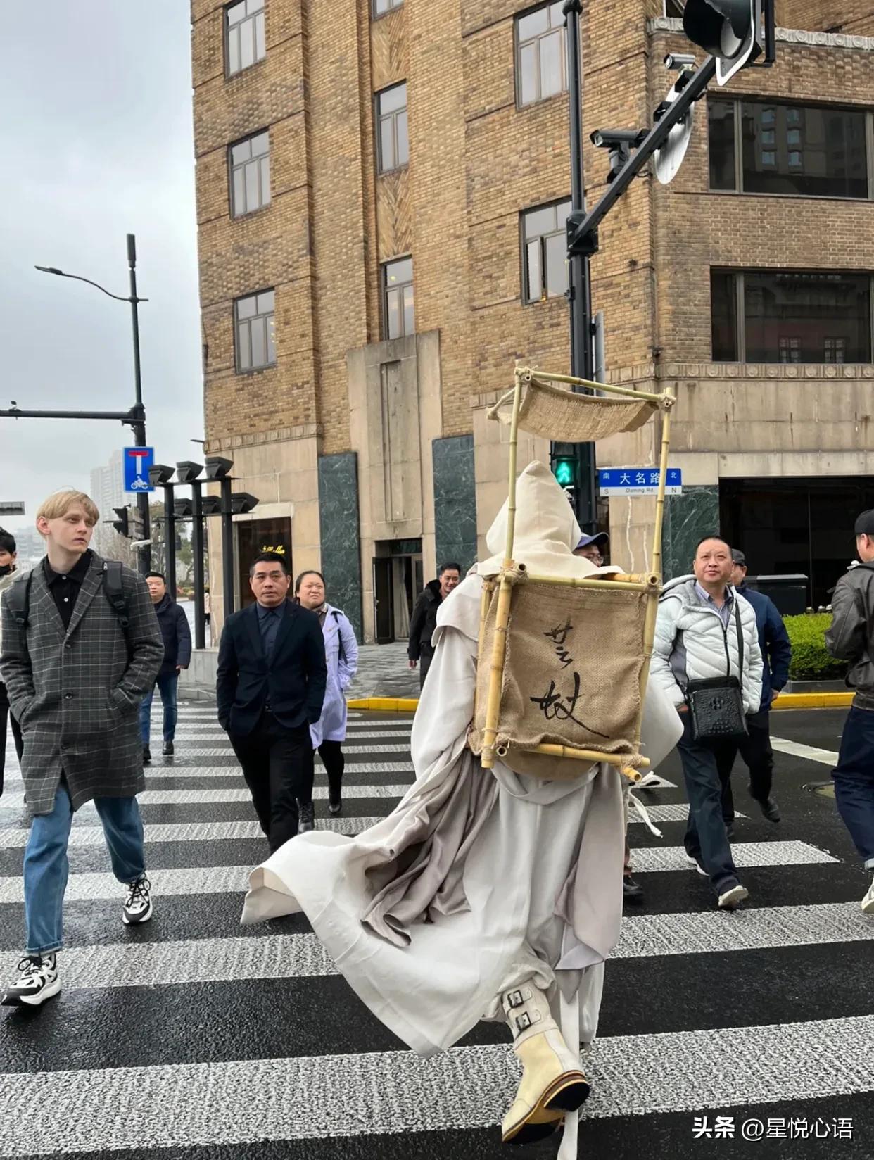 刺客宁采臣➼眼前一亮的帅气！
帅哥在上海給芸蚁拍的行为艺术……
没有头套的话应该