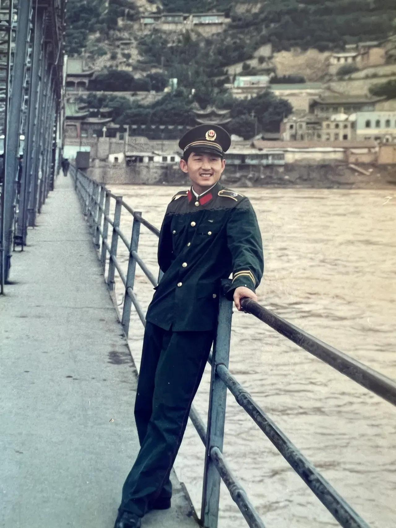 上世纪80年代，一个身穿警服的帅气的小伙在兰州黄河铁桥上的留影，转眼间已过去快4
