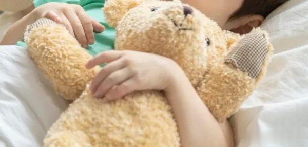 #新手爸妈指南##儿童健康守护者计划# 【孩子发生抽痉时家长应该如何处理？】2个