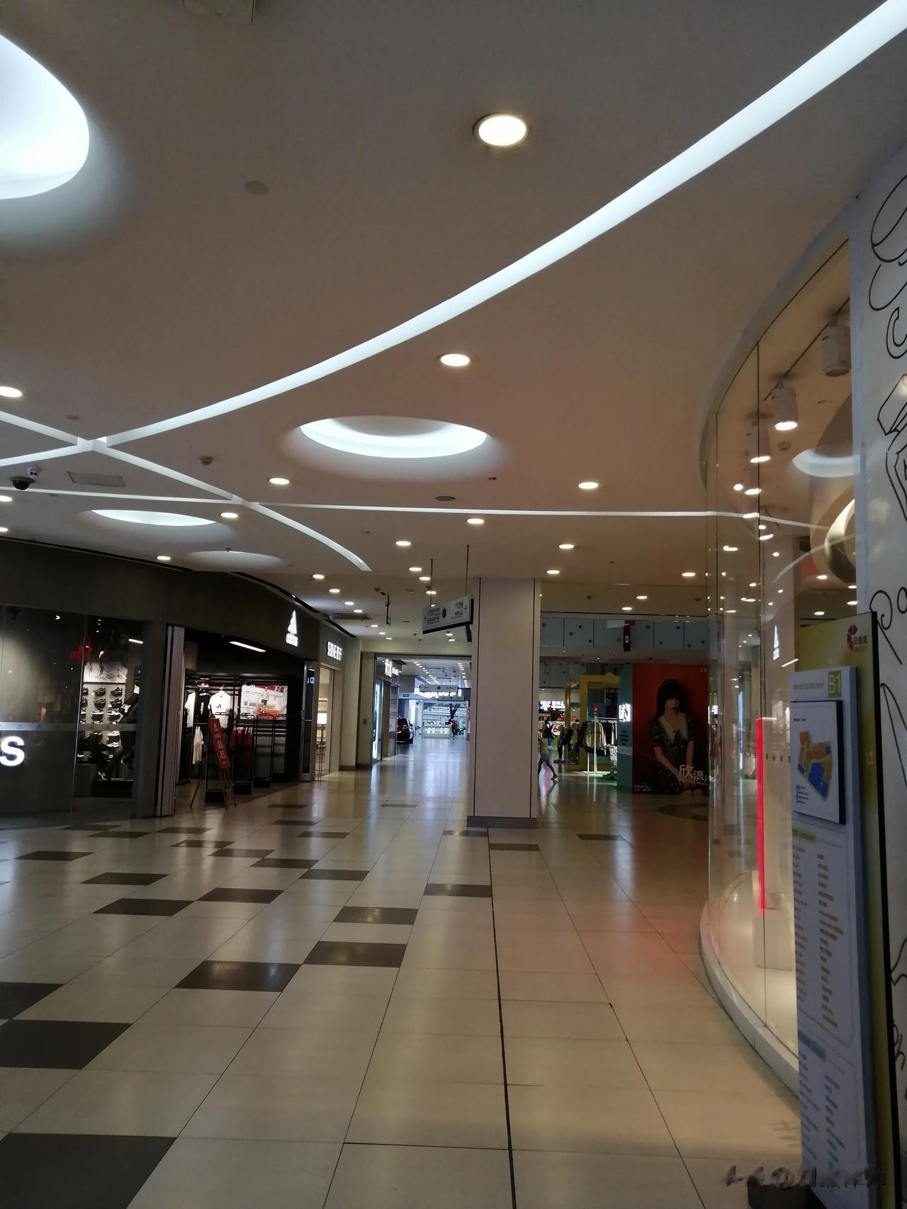 南二环太白路印象城，以前人还挺多的，现在怎么人越来越少？周一中午，感觉没什么人。