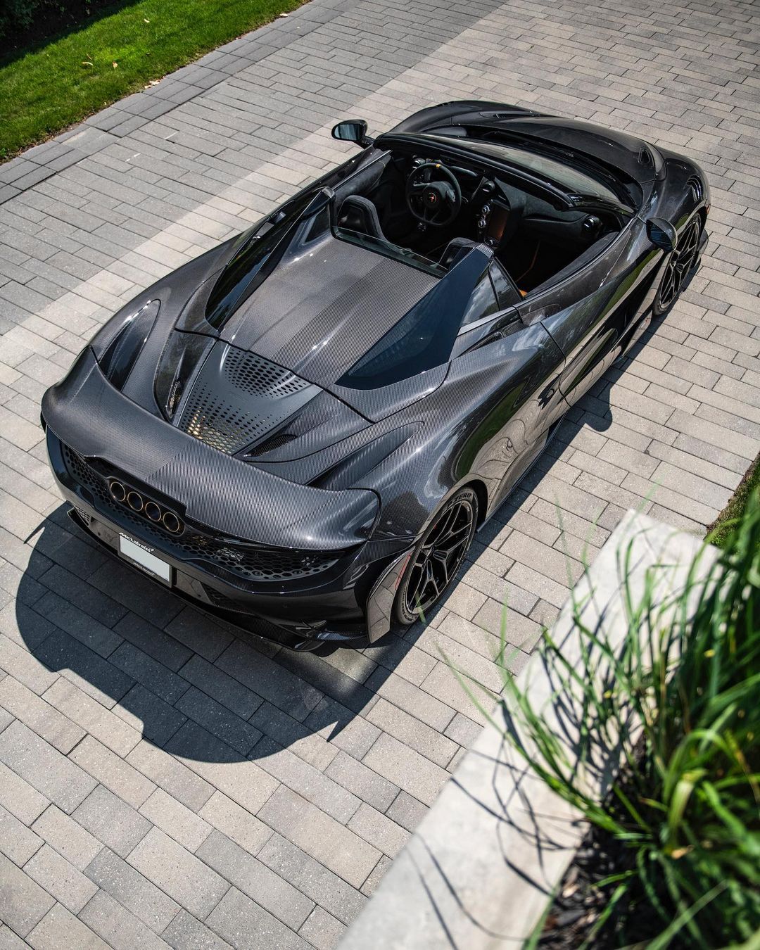 Full exposed carbon McLaren 765LT Spider