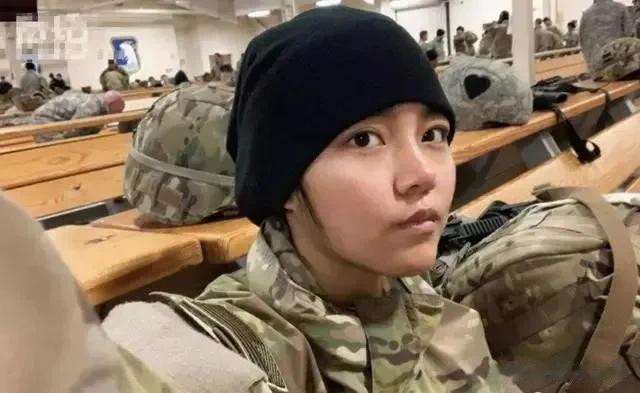 这个女孩名叫郑浩儿，她身穿一身美国军服，确是一个地道的中国女孩。她参军的目的就是