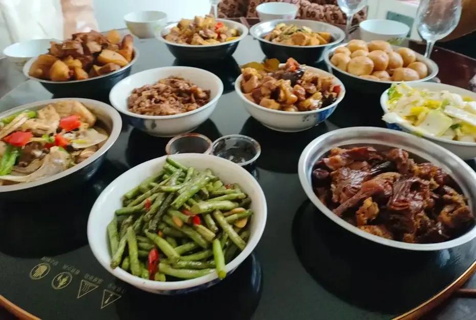 来自湖南的年夜饭，这边喜欢炒菜。

红烧肉，炒鸡肉，卤猪脚必不可少，

孜然羊肉