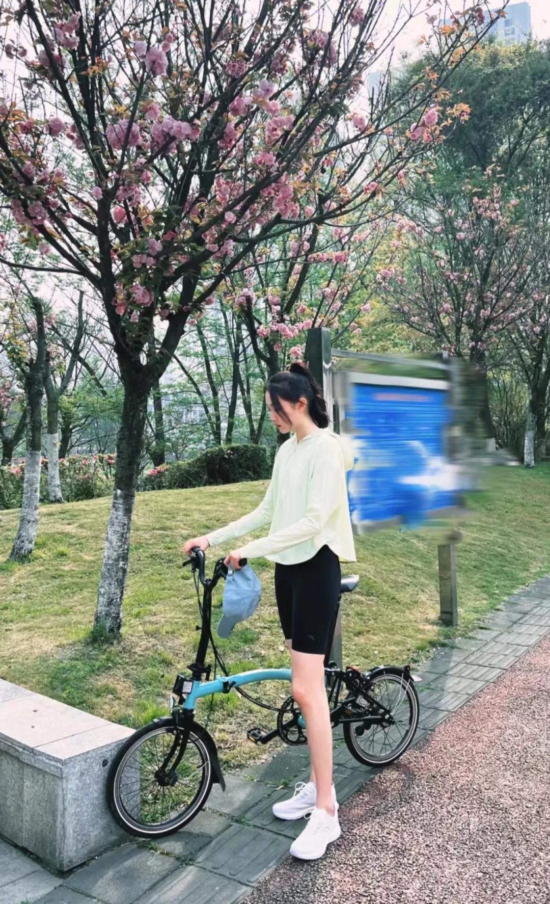 关晓彤骑车秀大长腿
4号8号晚上上，关晓彤分享了骑车的照片，照片中她穿着防晒衣搭