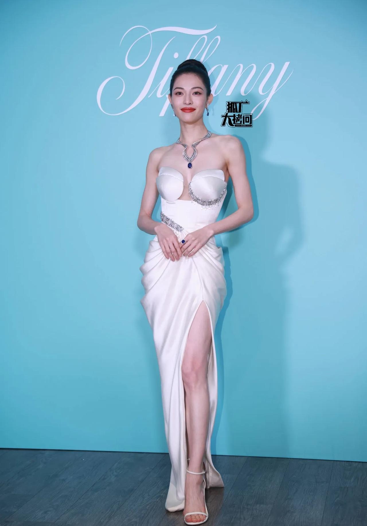 女明星钟楚曦参加活动时候的生图照片，她是真的美啊，尤其是这衣服穿得非常个性，上身