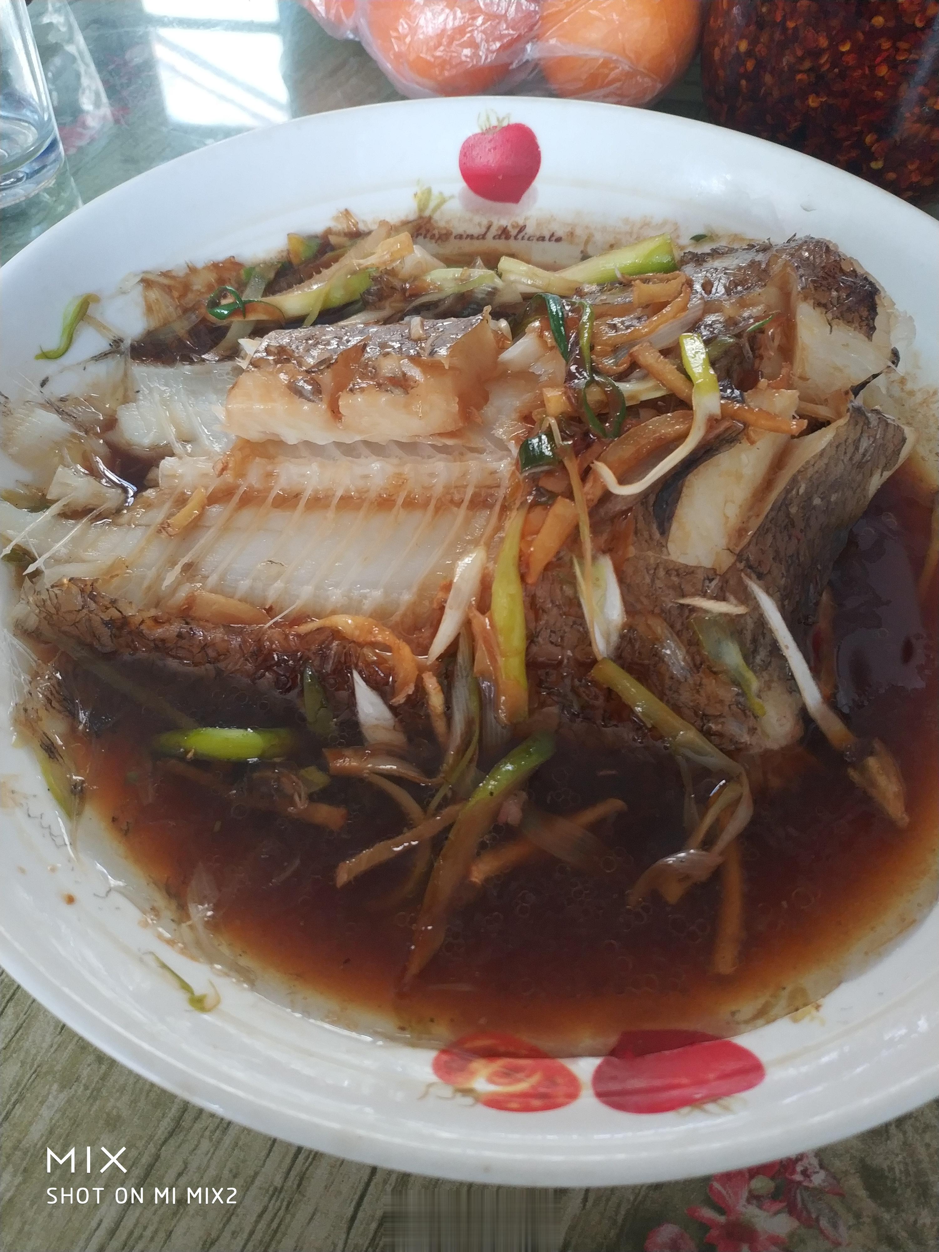 孩子为了给我增加营养，又知道我吃鱼最怕魚刺儿。今天又单给我炖了一条鲽鱼。这种鱼刺