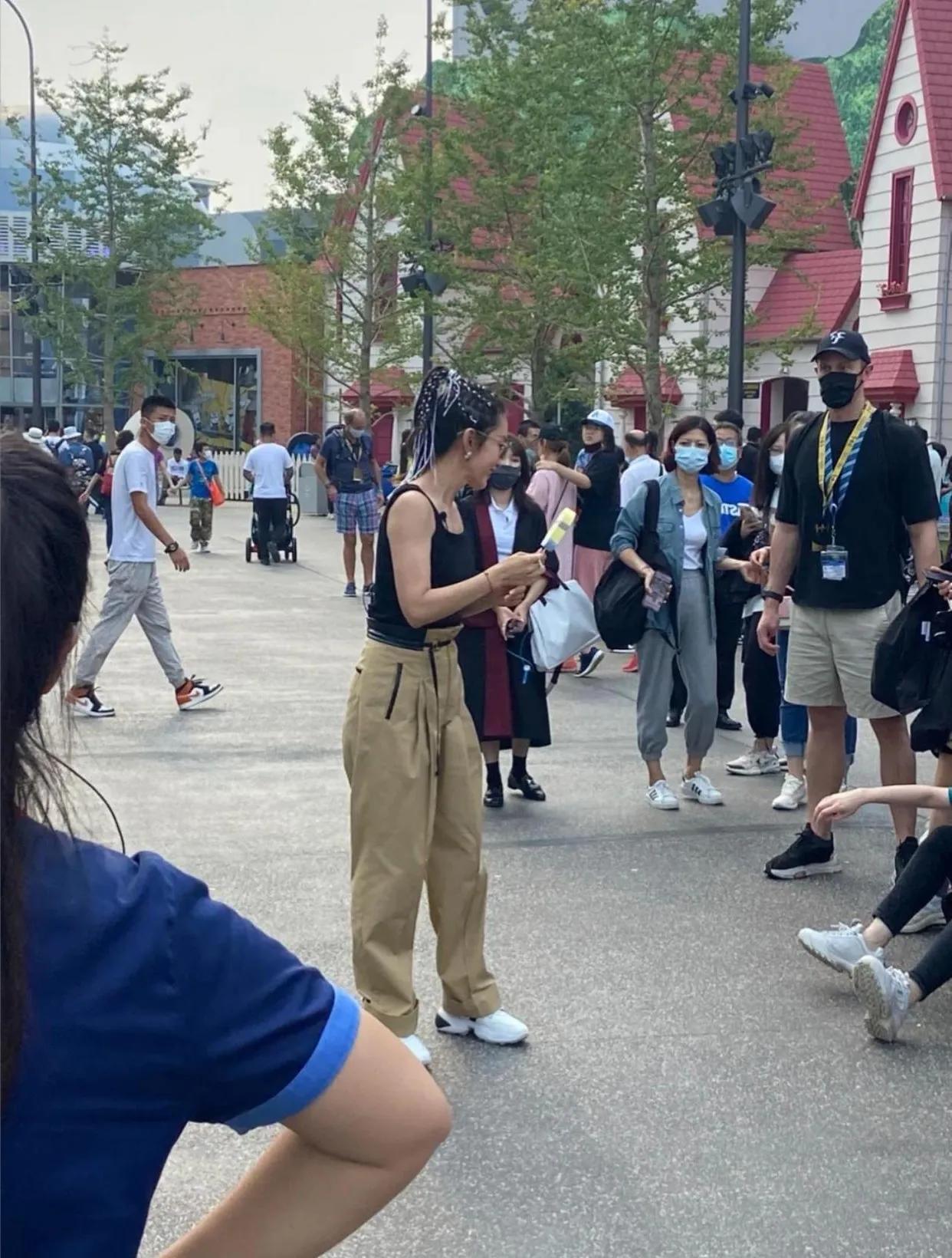 李冰冰现身国际影城。一身休闲装扮如邻家女孩。

游玩国际环球影城，身穿一件黑色基