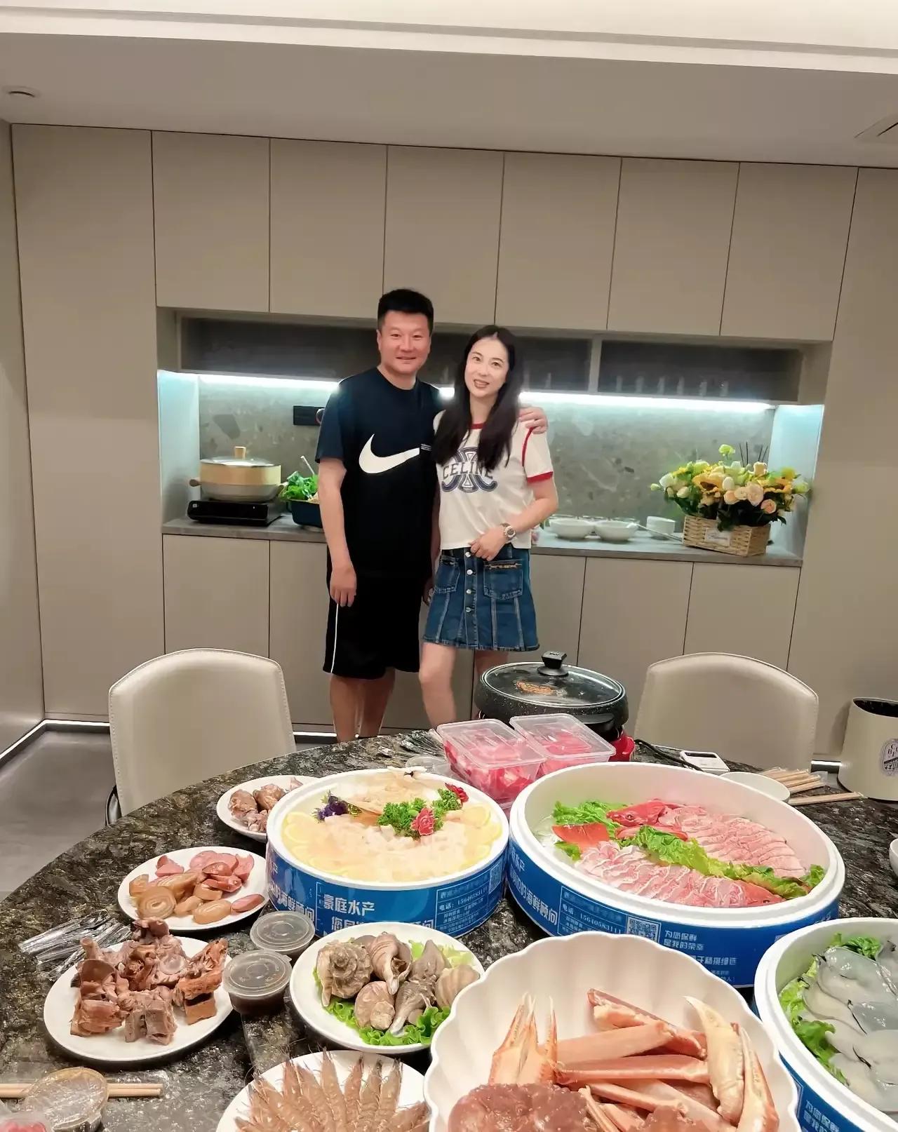 这张照片吸引我的不是李金羽的漂亮媳妇，而是这一大桌子看起来非常可口，而且还很精致