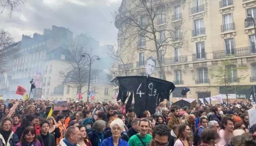 法国突发！上百万人走上街头抗议退休改革，马克龙或提前下台

来源:海峡快讯

法