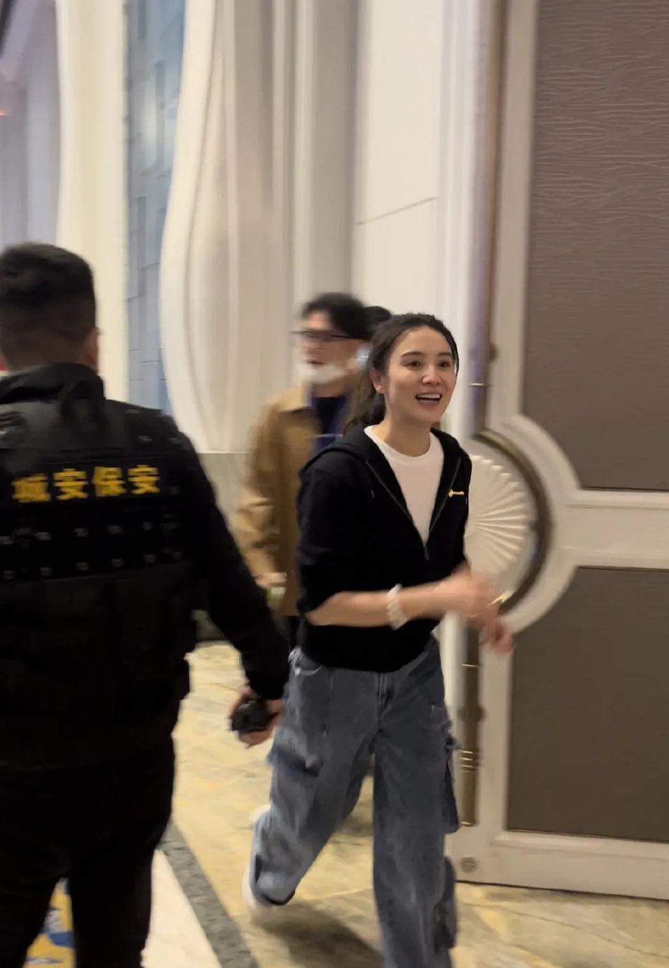 宋佳奔跑生图曝光，昨日，宋佳出席活动，由于时间紧张，当出现在走廊时候就一路小跑，