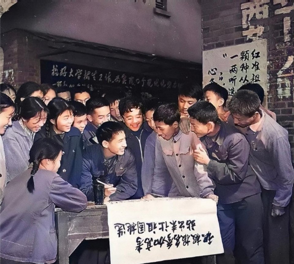 #历史那些事[超话]#1977年，在南京江宁县中学，一群中学生兴奋地围着一张桌子