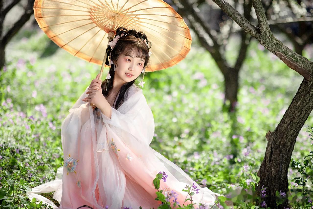 《凤凰台上忆吹箫 春愁》

 杏蕊含羞，桃花带笑，东风拂过西楼。春色好、江烟袅袅