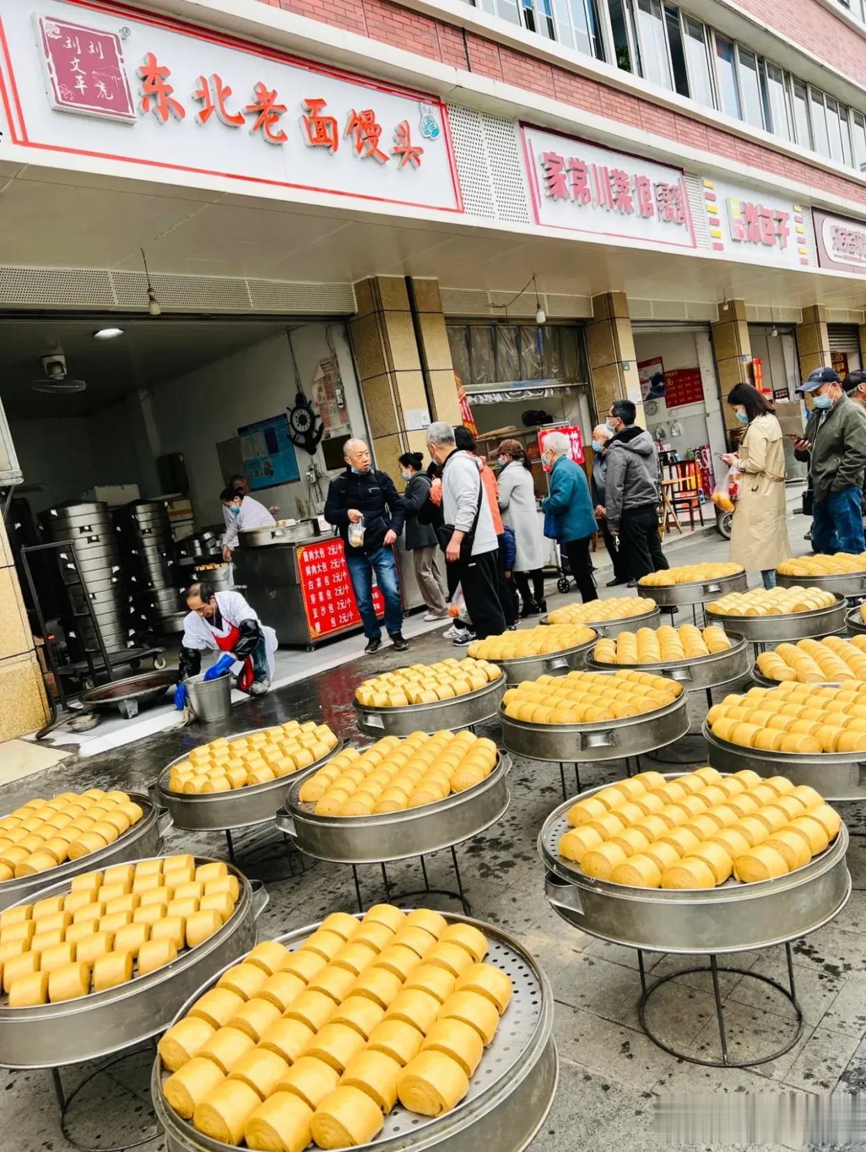 第一次见卖馒头卖出这排场这阵仗来的！

从没见过卖馒头卖出这排场这阵仗来……
太