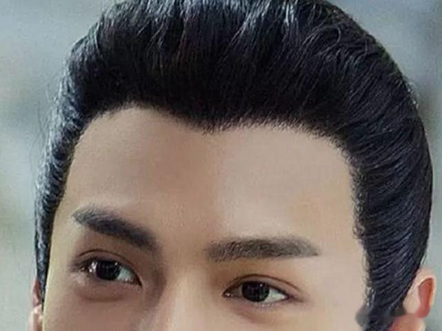 根据眼睛猜当红男演员，认出李现不算什么，全认出来的才厉害
这张图片中的男演员其实