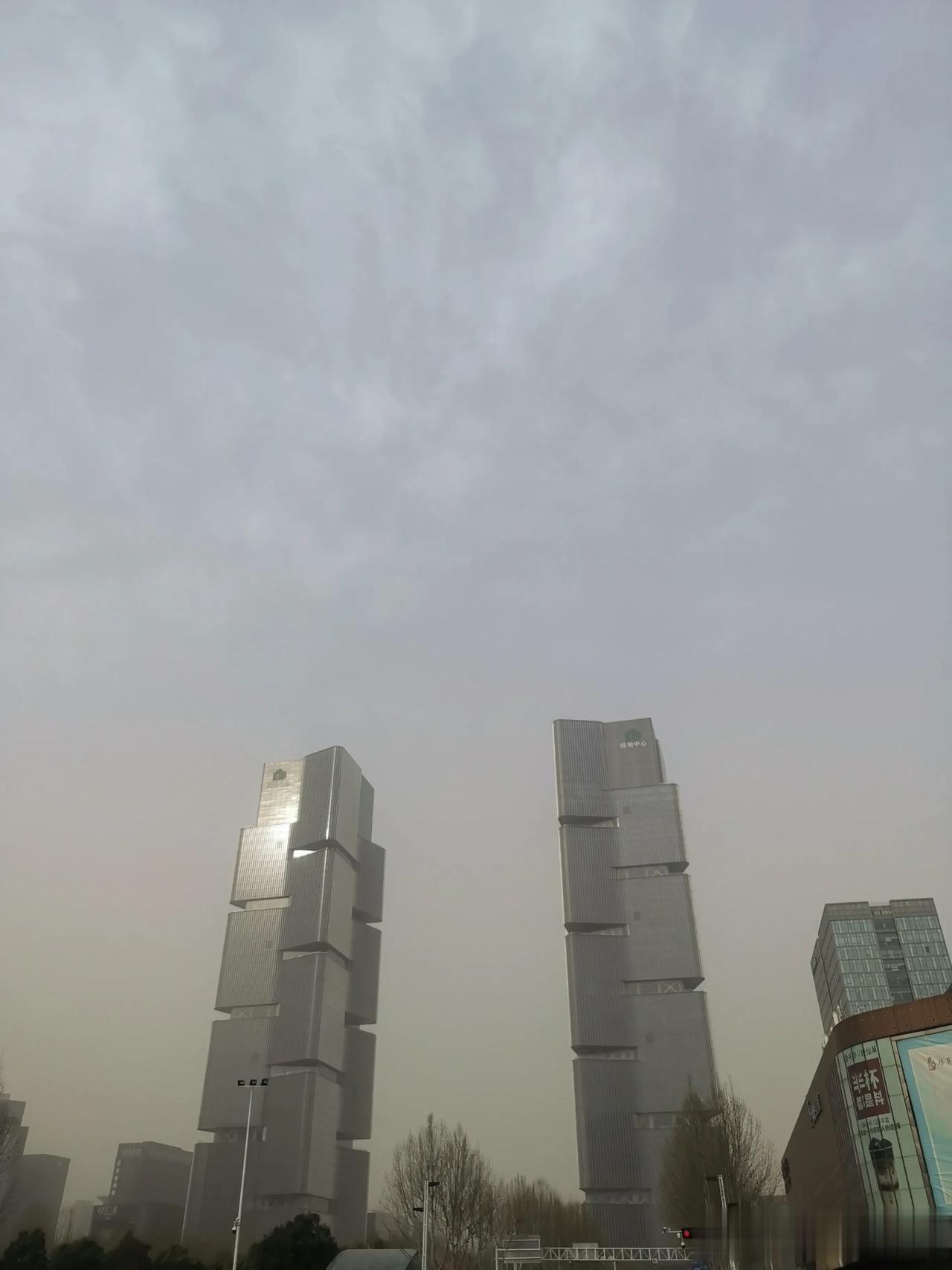 郑州的天是说变就变啊[捂脸]！
夏天直接转入秋天，据说后面几天还要转入冬天，最低