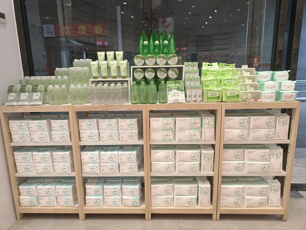 名创优品好好逛。绿色真的感觉心情愉悦，名创优品上新好快呀，才刚进春，夏季商品都上