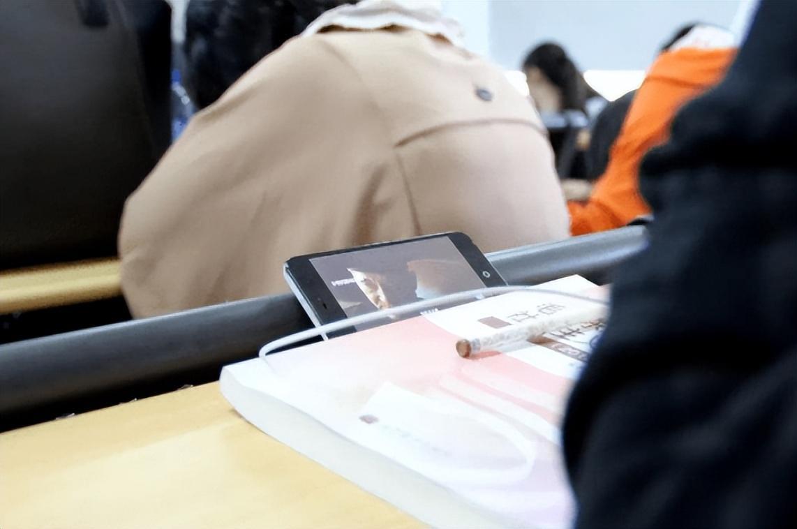 感叹现在媒体的造词功力，最近又冒出来个新词——“奶头乐”。

给大家解释一下何谓