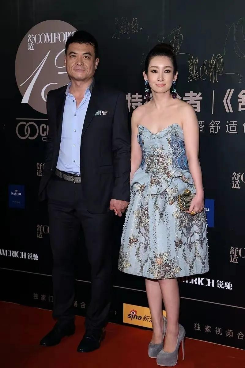 秦海璐和老公十指相扣参加活动，此刻的她柔情性感。

银幕里一向强势角色的秦海璐其