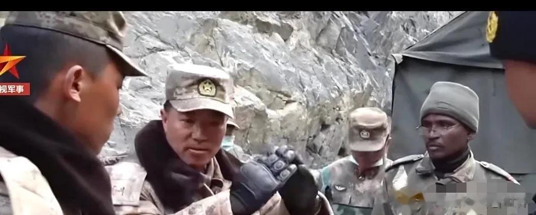 加勒万河谷的印军最高大鱼是右边这个准将，最右边那个，没露脸只露帽子的，14军的一