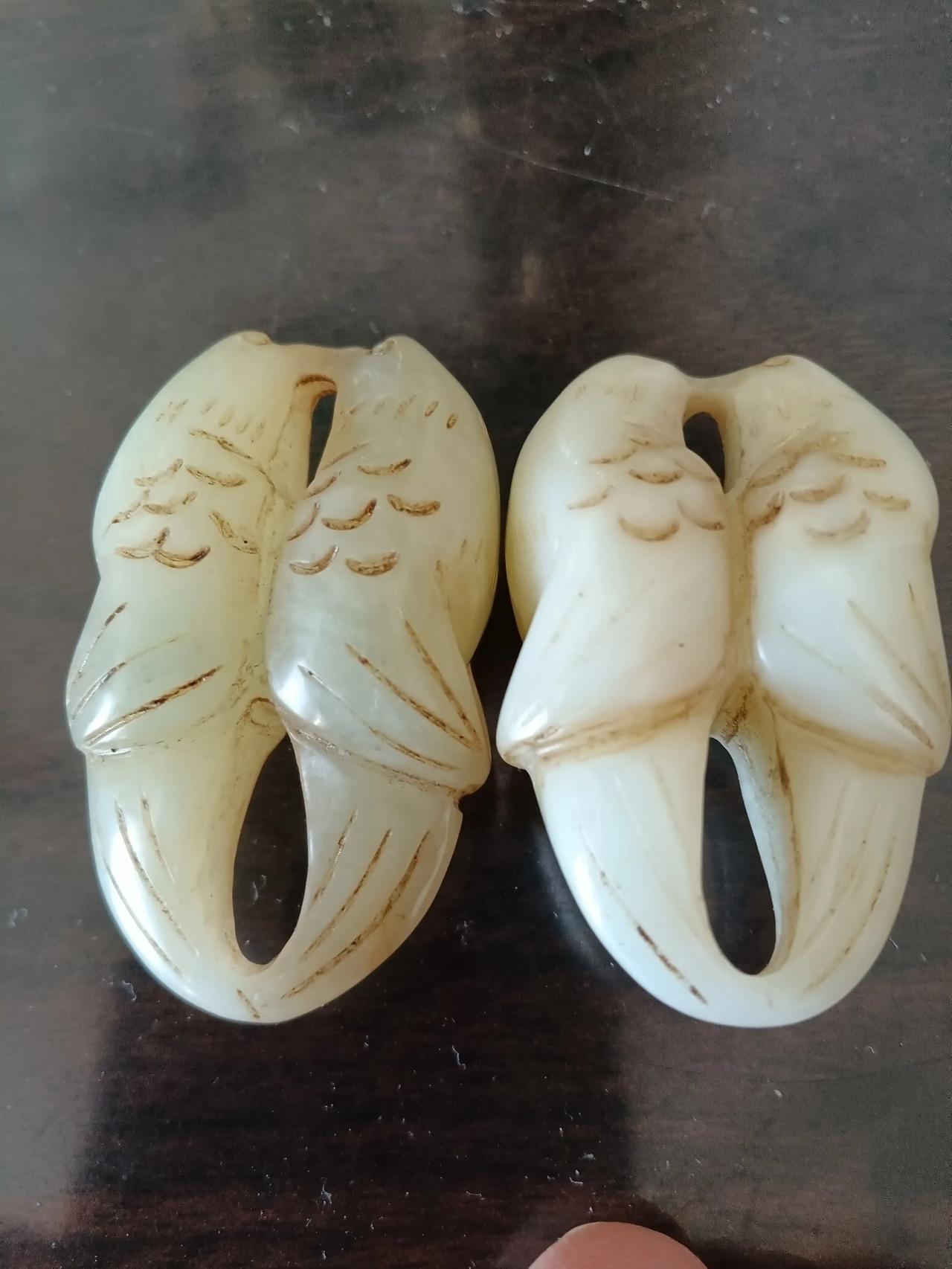 发布一组合两件套明清时期和田白玉雕刻草原玉鹰纹玉佩。玉质油腻细润滑，雕刻精致，沁