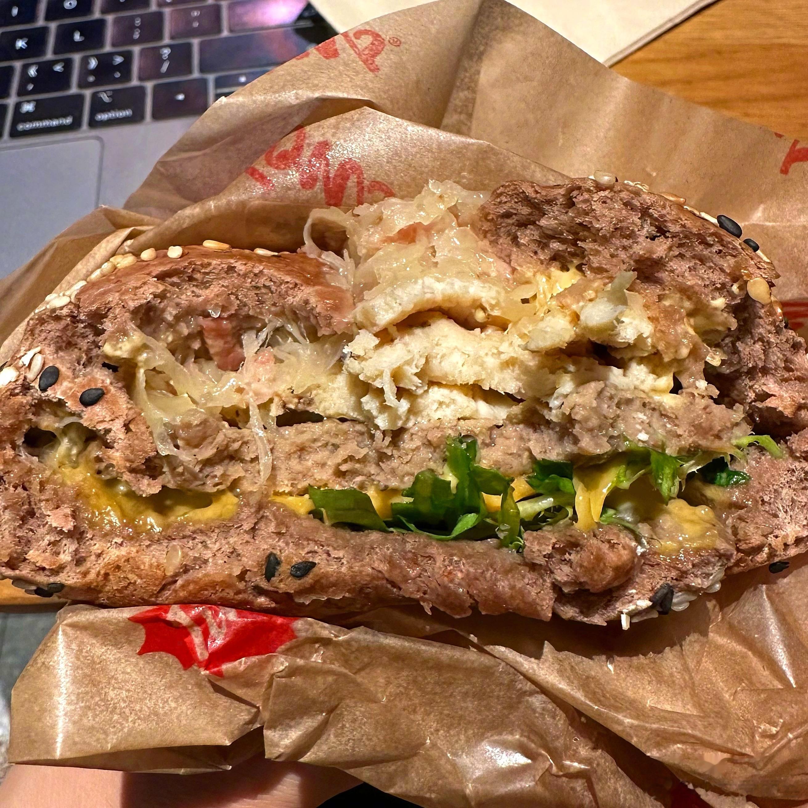 好久没吃tims的贝果！！（不是广，纯分享）新品烤牛肉贝果三明治还不错 饱腹感贼