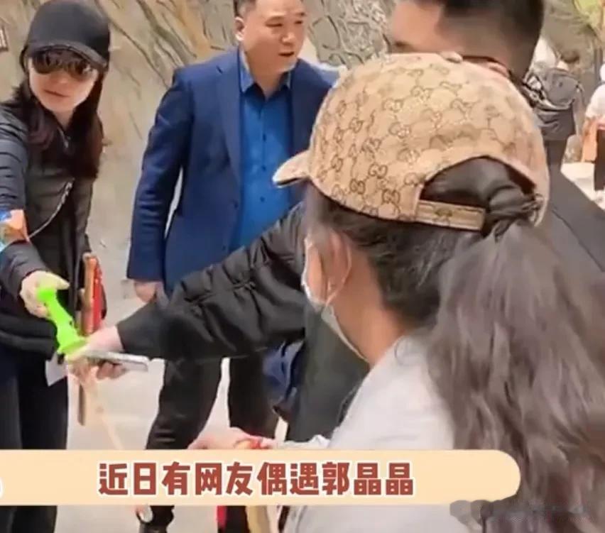 郭晶晶丝毫没有明星富太多架子，才是我们应该追的星[呲牙][呲牙][呲牙]。   